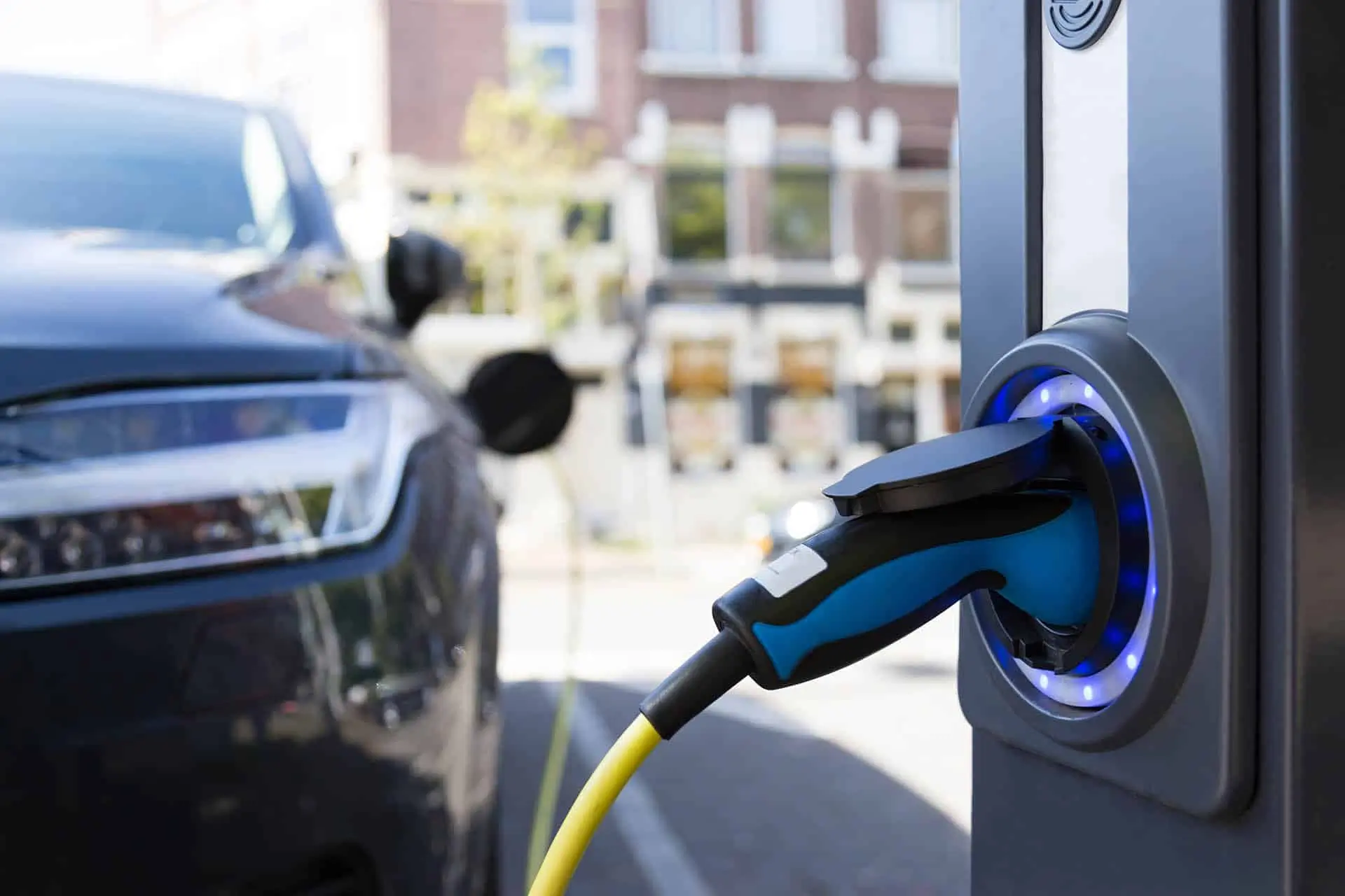 Recharge d'une voiture sur borne électrique - Greenea
