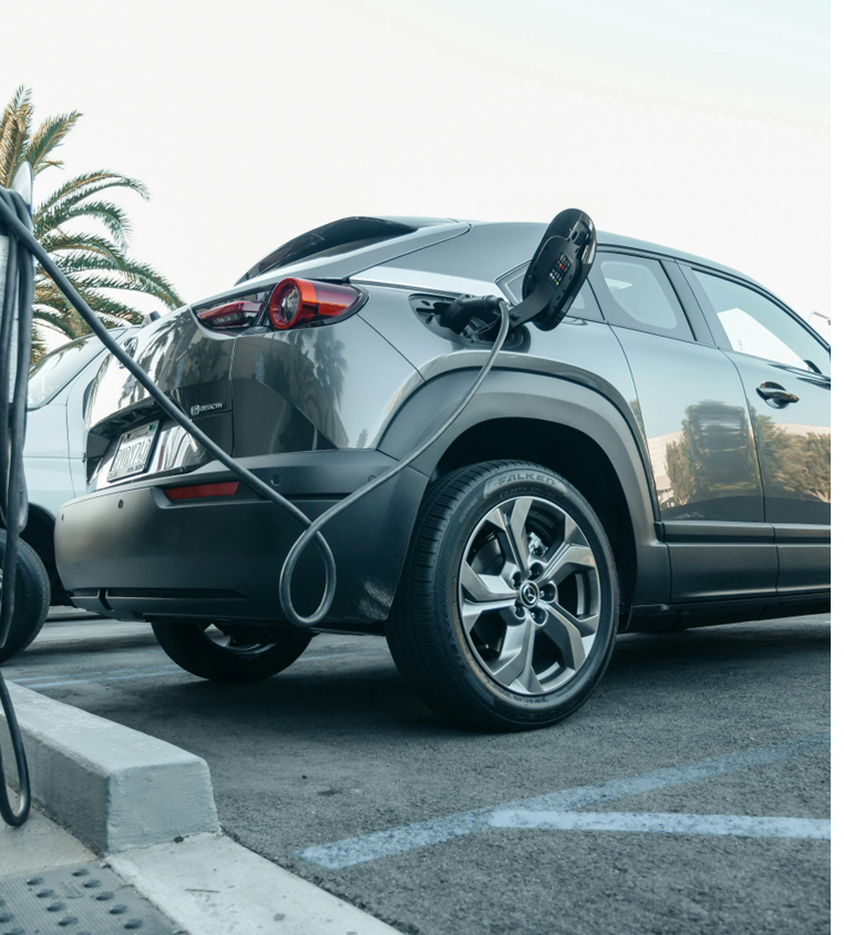 Voiture électrique en recharge sur une borne - Greenea