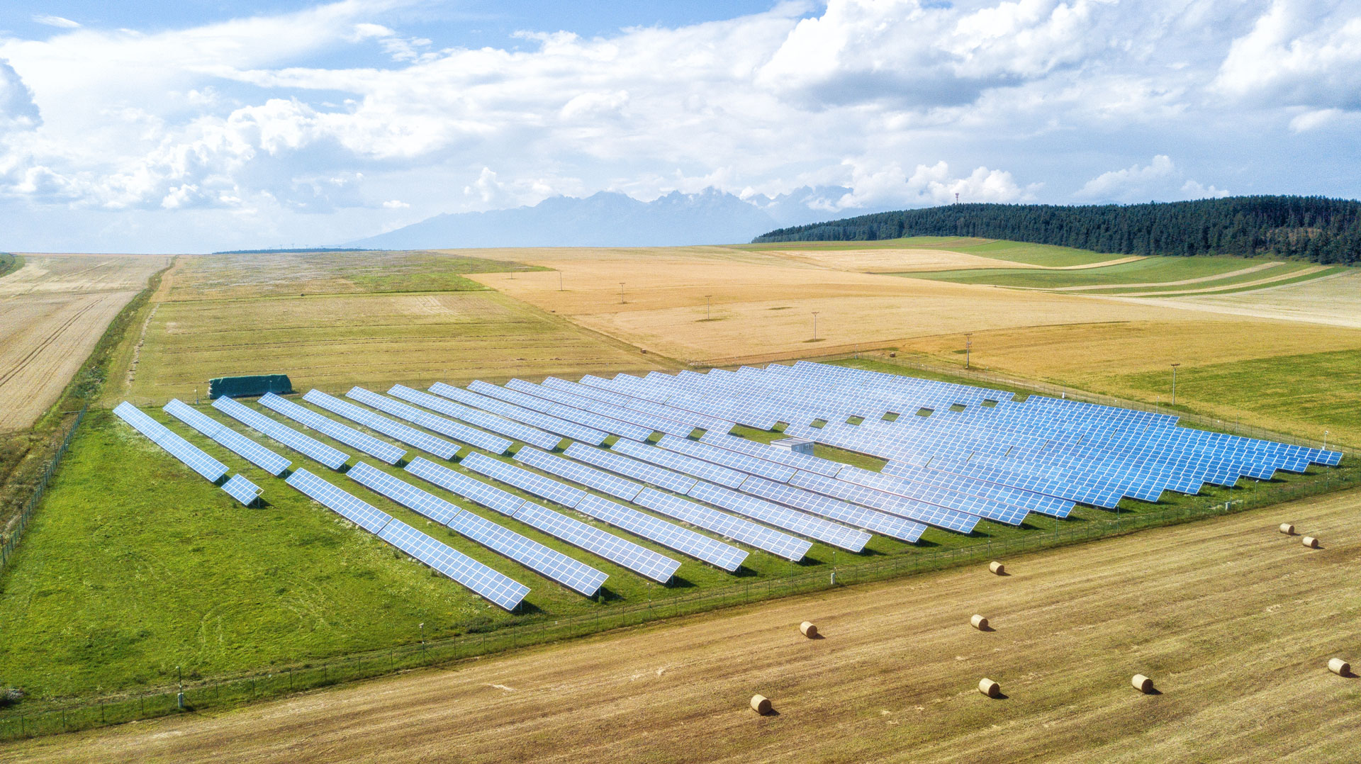 Solar panel field - greenea - ppa energie - ppa photovoltaique - ppa électricité -contrat ppa